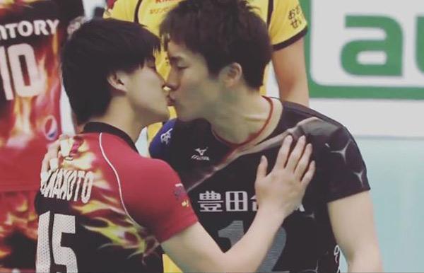 Nụ hôn bất ngờ của 2 hotboy bóng chuyền khiến fan nữ bấn loạn