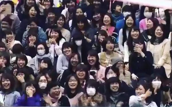 Fan nữ la hét không ngừng trước hành động bất ngờ của 2 chàng trai