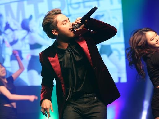 Fan nữ lao lên ôm Sơn Tùng trong buổi fanmeeting tại Hàn Quốc