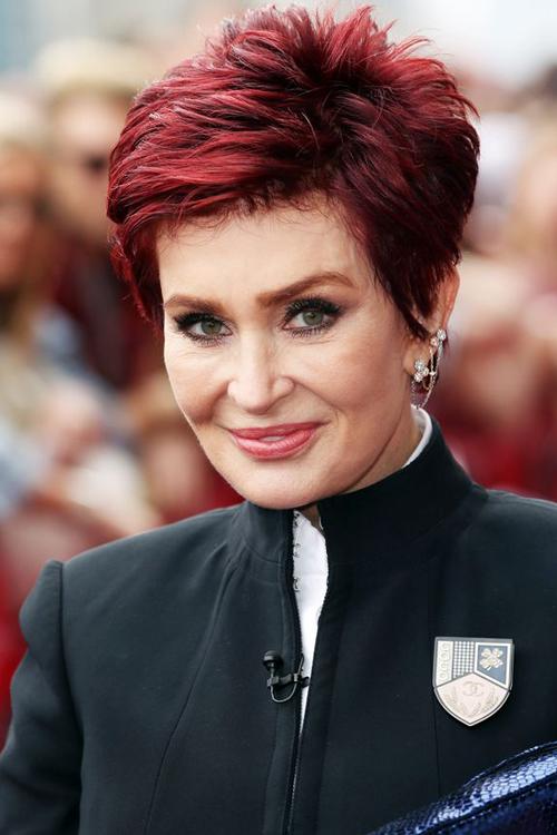 Sharon Osbourne đã từng tâm sự: Một buổi sáng thức dậy, tự nhiên tôi thấy một bên ngực của mình dài hơn hẳn bên còn lại. Và đó cũng là lí do tại sao cô lại quyết định tháo bỏ nó.