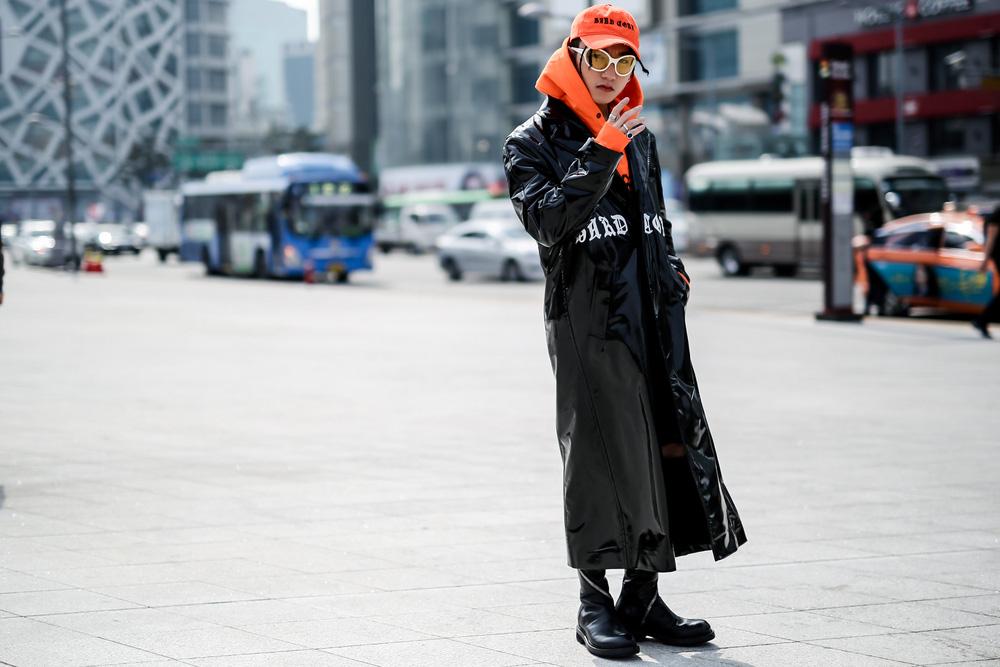 Seoul Fashion Week: Tới chiều, Sơn Tùng lại đổi áo khoác đen dài bóng loáng cùng phụ kiện màu cam cực chóe - Ảnh 4.