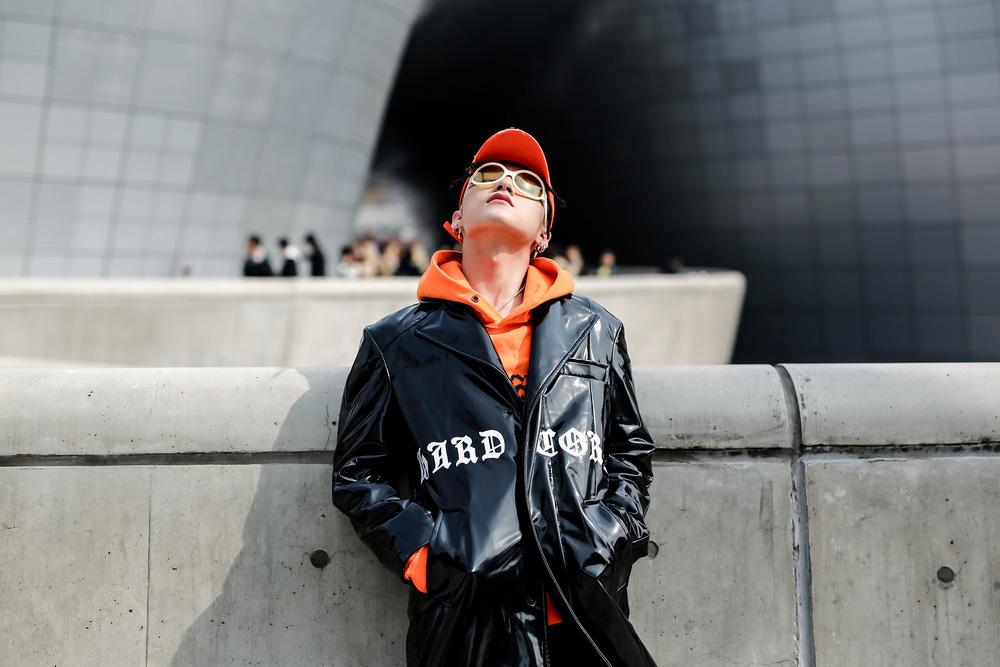 Seoul Fashion Week: Tới chiều, Sơn Tùng lại đổi áo khoác đen dài bóng loáng cùng phụ kiện màu cam cực chóe - Ảnh 7.