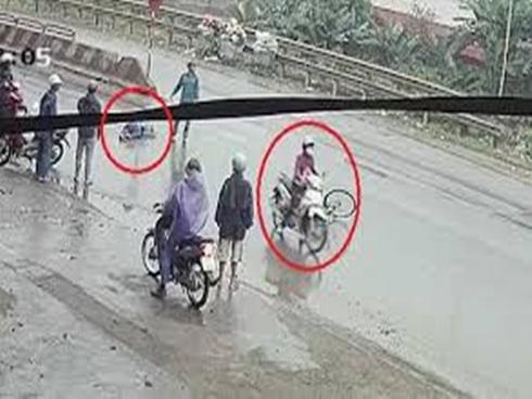 Cô gái đâm người đi xe đạp bất tỉnh rồi bỏ chạy