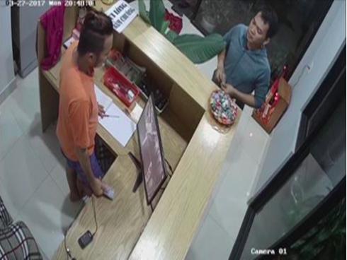Đưa bạn gái vào khách sạn nhưng không có tiền trả, nam thanh niên lao vào đánh nhân viên lễ tân
