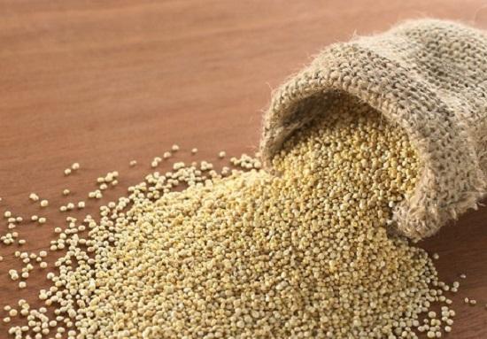 Hạt quinoa: Được trông nhiều ở dãy núi Andes, nửa cốc quinoa có chứa 11 gram protein và 5 gam chất. Loại ngũ cốc nguyên hạt này là một món ăn ngon và lành mạnh cho bữa tối. Giòn-nhưng-không-dai và hương vị hấp dẫn giống như một sự pha trộn giữa gạo nâu và mì couscous. Hãy thử và bạn chắc chắn sẽ thích nó!