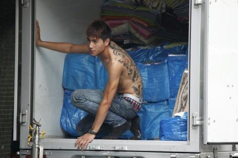 Ngỡ ngàng trước vẻ đẹp chẳng khác gì tài tử của các chàng trai bán rong - Ảnh 8.