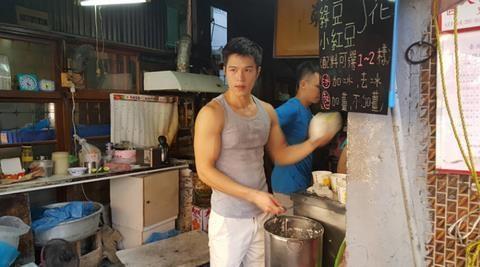 Ngỡ ngàng trước vẻ đẹp chẳng khác gì tài tử của các chàng trai bán rong - Ảnh 10.