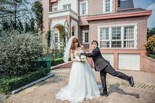 9x bat chong mac vay cuoi, ket qua “cam nin” vi chu re con xinh hon ca co dau - 3