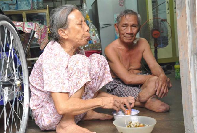 nhung moi tinh "ong ba anh", vuot qua giong bao, ke ben nhau den hoi tho cuoi cung - 7