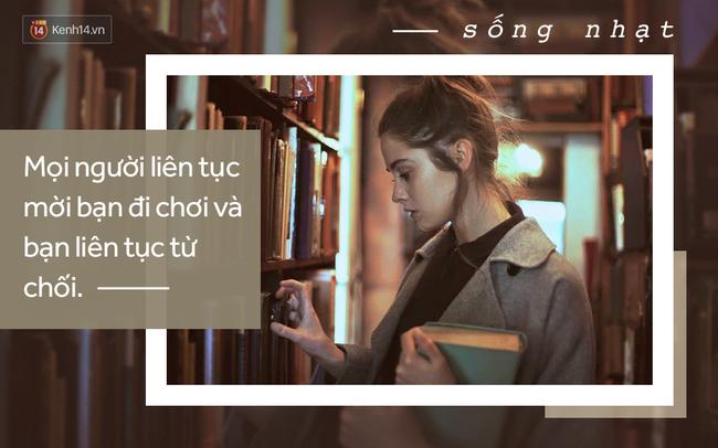 Mọi người liên tục mời bạn đi chơi, còn bạn thì liên tục từ chối: Không phải là không ai buồn để ý đến bạn mà bạn có cả đống cớ để từ chối những lời mời hẹn đi chơi. Khi thì quá xa, khi thì quá muộn, lúc thì trời quá lạnh. Nếu bạn muốn cuộc sống của mình bớt nhạt, hoặc là hãy chấp nhận lời mời của một ai đó, hoặc chính bạn là người phải chủ động. Thôi cái kiểu "Aaaa, mình không muốn ra ngoài, mình không muốn nói chuyện với ai hết" đi nhé.