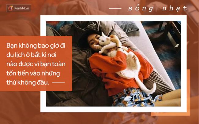 Bạn không bao giờ đi du lịch được vì bạn toàn tốn tiền vào những thứ không đâu: Trong khi bạn bè của bạn đang tung tăng phương trời nào đó và chăm chỉ update hình ảnh du lịch lên trang cá nhân, thì bạn ngồi trong một quán cafe, ăn cái bánh chẳng ngon chút nào mà rõ đắt và dè bỉu rằng học có tiền đi du lịch, còn bạn thì không. Không phải đâu, chỉ vì bạn không chịu lên kế hoạch cho việc đi du lịch thôi, mặc dù bạn hoàn toàn có thể.