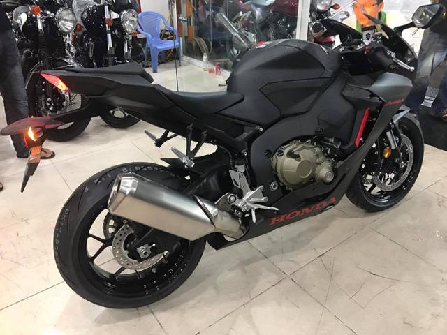 Siêu mô tô Honda CBR1000RR 2017 đầu tiên cập bến Việt Nam - Ảnh 3.