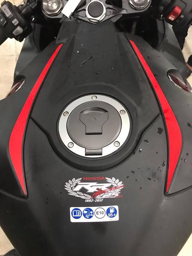 Siêu mô tô Honda CBR1000RR 2017 đầu tiên cập bến Việt Nam - Ảnh 9.