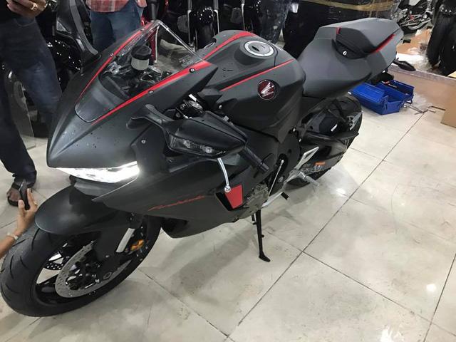 Siêu mô tô Honda CBR1000RR 2017 đầu tiên cập bến Việt Nam - Ảnh 1.