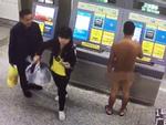 Video: Lạ lùng người đàn ông khỏa thân đi mua vé chốn đông người
