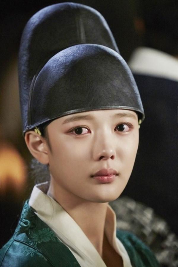 Hong Ra On (Kim Yoo Jung) - nữ chính trong 