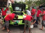 Hàng chục người 'tắm rửa' cho siêu xe Lamborghini Murcielago LP640 ngay trên phố