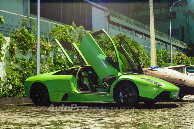Hàng chục người tắm rửa cho siêu xe Lamborghini Murcielago LP640 ngay trên phố - Ảnh 3.