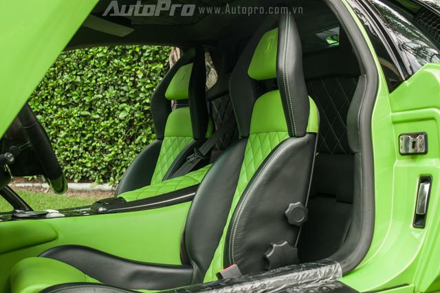 Hàng chục người tắm rửa cho siêu xe Lamborghini Murcielago LP640 ngay trên phố - Ảnh 4.