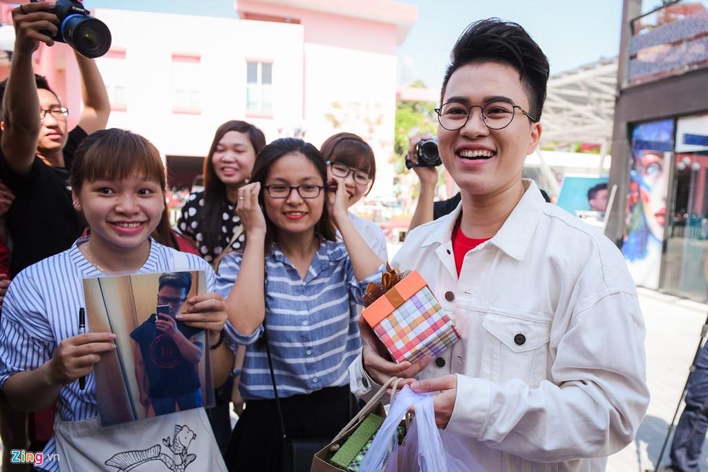 Tac gia 'Ong ba anh': Toi dang tich luy tien de phau thuat chuyen gioi hinh anh 1