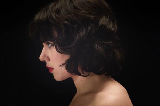 'Under the skin' kể về một người ngoài hành tinh do Scarlett Johansson đóng. Cô đã sử dụng vẻ ngoài nóng bỏng của mình để lừa những người khách đi đường lên xe, rồi chở họ tới một địa điểm để “làm thịt”.