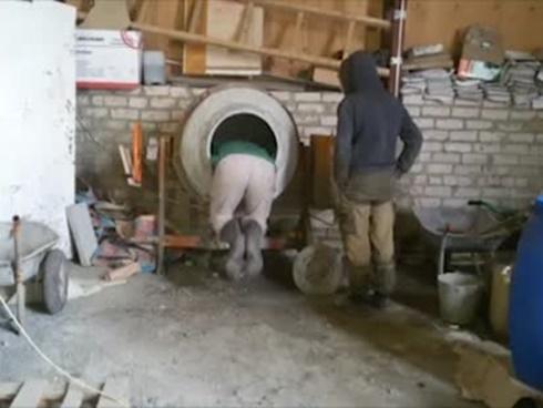 Clip: Khi các anh thợ nghịch máy trộn bê tông