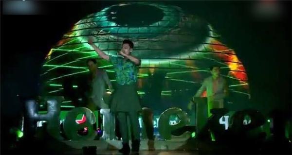 Gặp sự cố về trang phục trên sân khấu và muôn cách xử lý tình huống ngượng chín mặt này của sao Việt - Ảnh 5.