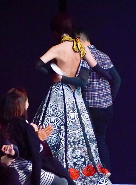 Gặp sự cố về trang phục trên sân khấu và muôn cách xử lý tình huống ngượng chín mặt này của sao Việt - Ảnh 10.