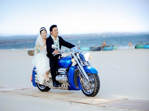 Cặp đôi 14 năm đèo nhau bằng xe máy thay vì xế hộp và hôn lễ kỳ công đẹp long lanh tại biển Phan Thiết