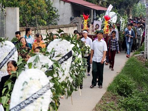 Hàng trăm người tiễn đưa bé gái bị sát hại ở Nhật về nơi an nghỉ