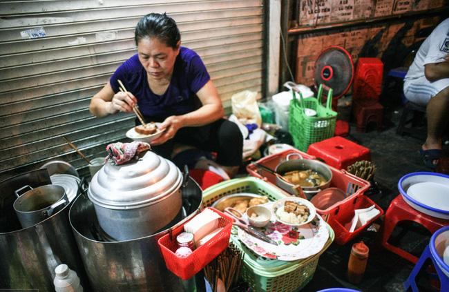 Xôi bà Sòn, Cầu Gỗ: Xôi bà Sòn ở Cầu Gỗ là hàng xôi đêm mà dân sành ăn ở Hà Nội nào cũng biết. Đã hơn 20 năm ở cái đất phố cổ, xôi bà Sòn cứ như thương hiệu không ai soán được ngôi. Tầm 7 rưỡi, 8 giờ gì đó nếu có đi qua khúc Cầu Gỗ giao với Hoàn Kiếm, kiểu gì cũng thấy bà với gánh xôi, thịt, chả, ghế, bàn... bày gọn ghẽ. Khách thì lúc nào cũng đông, người này chờ người kia, cảnh tượng này vẫn quen suốt bao nhiêu năm nay rồi.