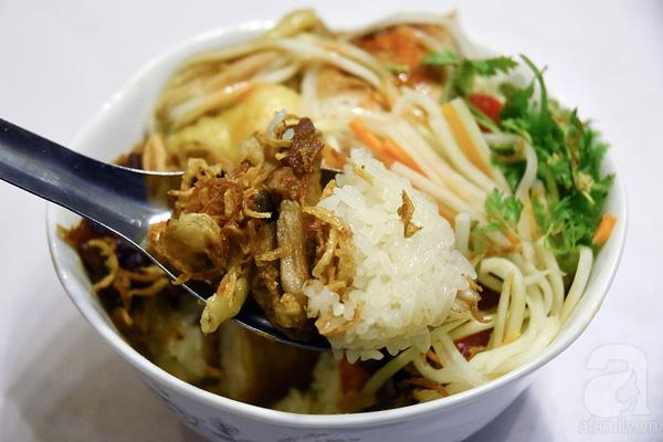 Đồ ăn ngon nhưng nhược điểm của quán là khá nhỏ nên khách đến xôi Lộc cũng chủ yếu là mua về, chứ không nhiều người ngồi lại đây ăn. Một lưu ý là quán mới đổi địa điểm từ Bạch Mai sang Tạ Quang Bửu, tuy rất gần chỗ cũ nhưng nếu không để ý rất có thể bạn sẽ phải ngậm ngùi đi về.