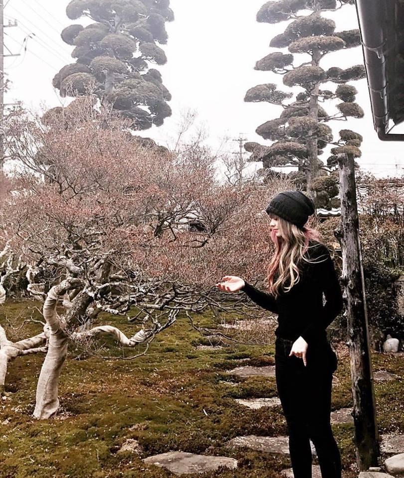 Vô cùng yêu thích màu đen, cô nàng thường diện "cả cây đen" nhưng được cá tính hóa chủ yếu với chất liệu da kết hợp với phụ kiện nổi bật.