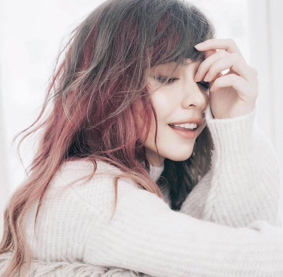 Cùng với mái tóc dài bồng bềnh light hồng, MLee xinh đẹp nổi bật tại xứ sở hoa anh đào.