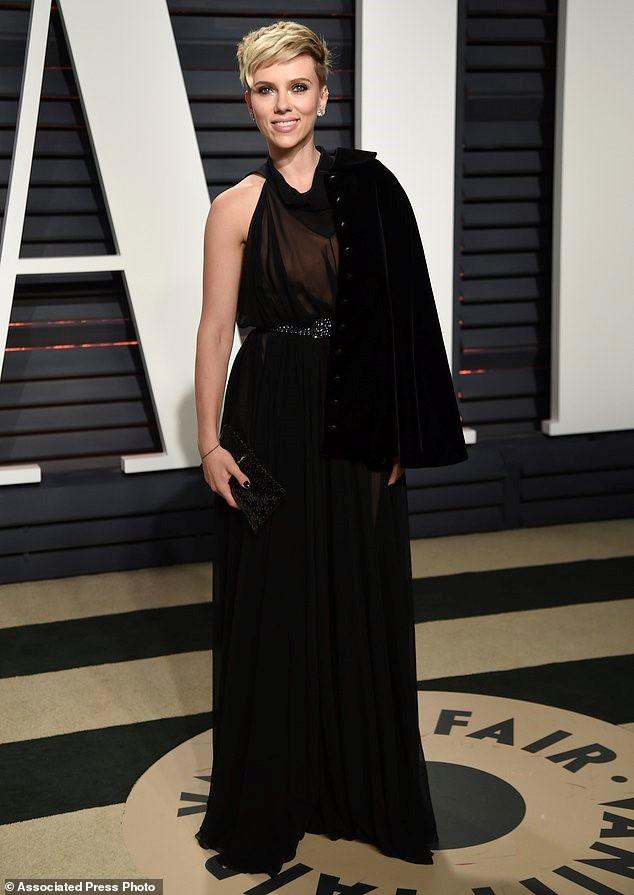 Thoi trang giau nhuoc diem cua my nhan nong bong Scarlett Johansson hinh anh 5