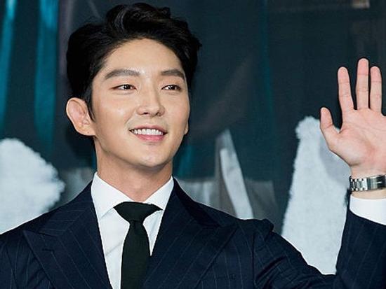 Không phải IU như tin đồn, Lee Jun Ki bị chộp ảnh hẹn hò với Jeon Hye Bin
