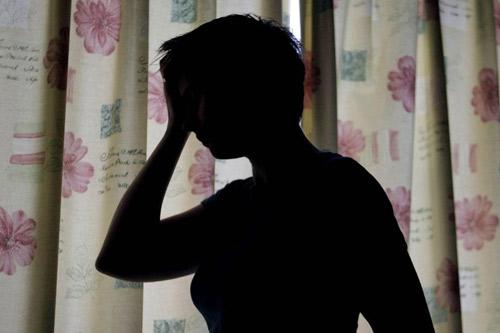 cap doi me nuoi, bo duong bat ep be gai 12 tuoi quan he de sinh ho con gay phan no - 1