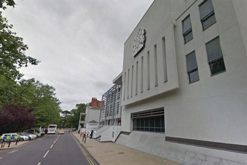 cap doi me nuoi, bo duong bat ep be gai 12 tuoi quan he de sinh ho con gay phan no - 2