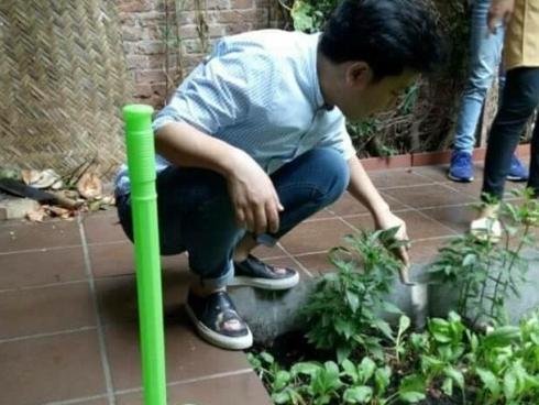 Bị khách vứt rác vào vườn rau sạch, Trường Giang lụi cụi khiến nhân viên cảm động