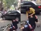 Va chạm giao thông nhẹ, hai thiếu nữ hung hăng lao vào đánh nhau đổ máu giữa đường