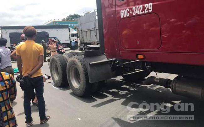 Rẽ phải cùng chiều, hai mẹ con bị container cán qua tử vong tại chỗ - Ảnh 2.