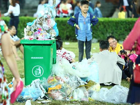 Rác thải có mặt khắp mọi nơi xung quanh khu vực khuôn viên đền Hùng.