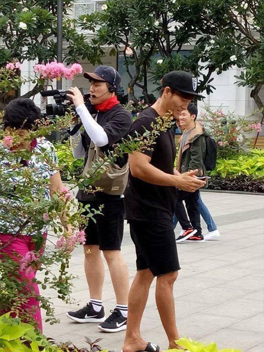 HOT: Kim Jong Kook bất ngờ có mặt tại phố đi bộ Nguyễn Huệ cùng mẹ - Ảnh 2.