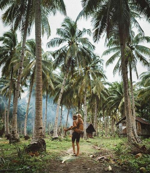 Theo chia sẻ, cặp đôi này kiếm được bộn tiền từ các thương hiệu và các công ty du lịch.