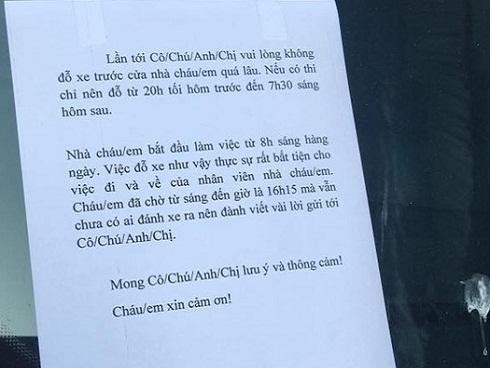 Hành xử văn minh: Cô gái xinh đẹp viết lời nhắn nhẹ nhàng gửi đến chủ xe đỗ chắn lối vào nhà