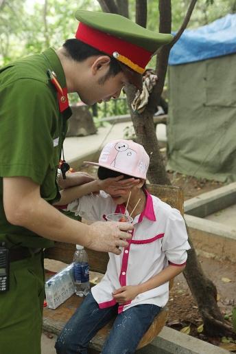 di choi le hoi den hung, be gai lop 5 bi lac qua dem hinh anh 3