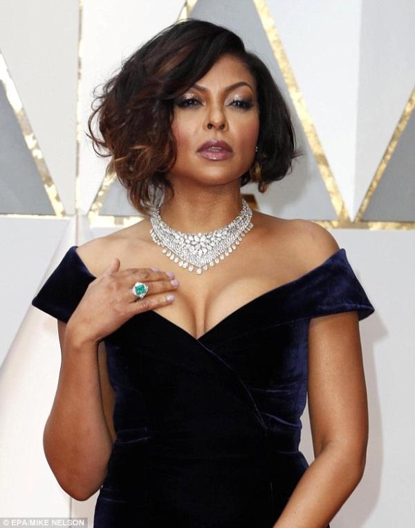 "lat tay" 4 bi mat an gian vong 1 day dan hon cua cac ngoi sao - 7