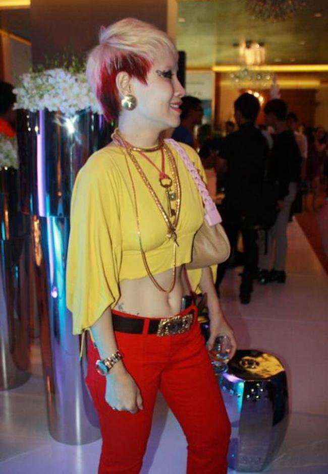 nong mat vi loat nguoi dep “ca gan” quen noi y xuong pho hinh anh 2