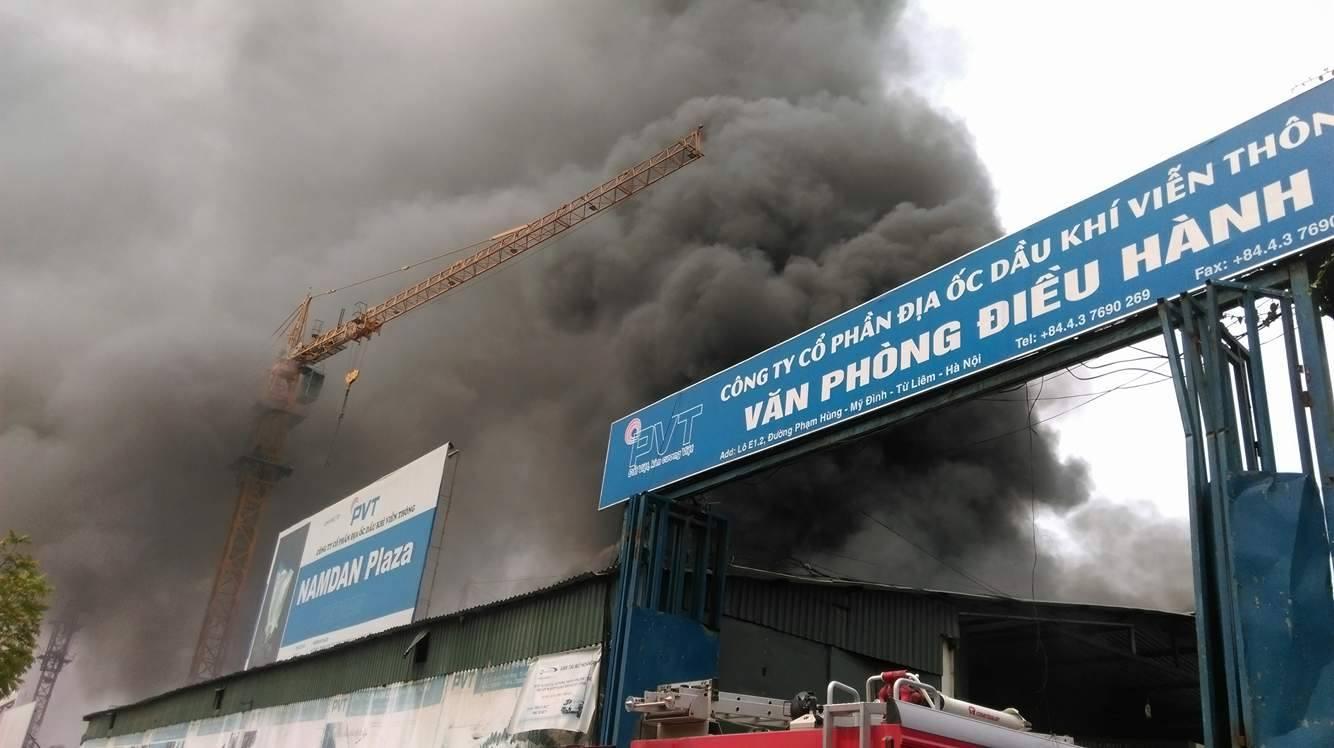 cap nhat: dang chay lon tren duong pham hung - ha noi hinh anh 8