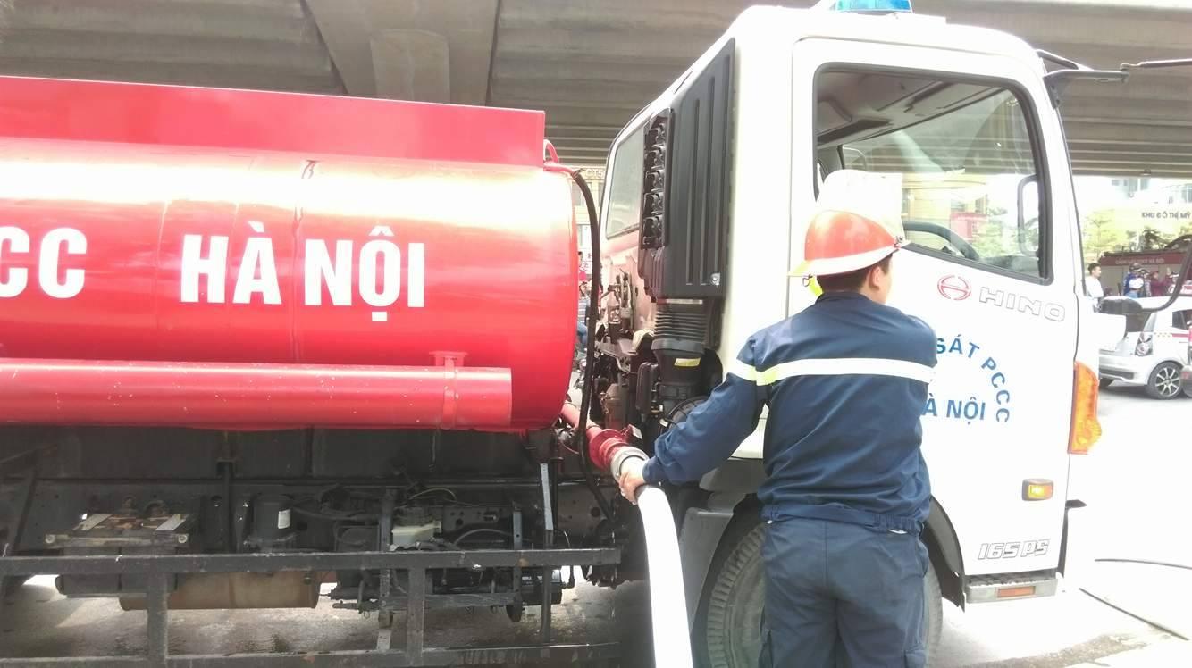 cap nhat: dang chay lon tren duong pham hung - ha noi hinh anh 10